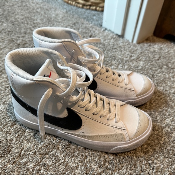 Women’s Nike Blazer - Picture 4 of 5